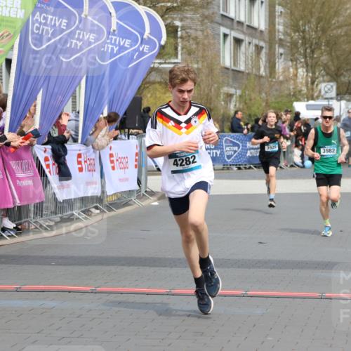 12.04.2026 - 45. Internationalen Wilhelmsburger Insellauf Strokosch-Dieckow http://msf.ph/oto/9470375 12.04.2026 12:51:37 Ziel 4282, 3982, 3925 meine-sportfotos.de