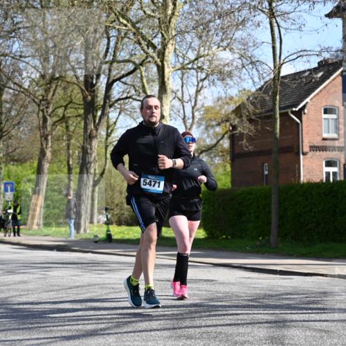 12.04.2026 - 45. Internationalen Wilhelmsburger Insellauf J. Mangold http://msf.ph/oto/9470385 12.04.2026 11:20:37 Ziel 4374, 4258, 4257, 5471, 3873, 5558, 3610 meine-sportfotos.de