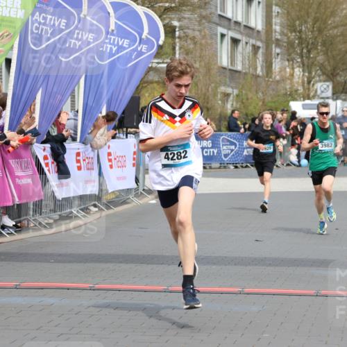 12.04.2026 - 45. Internationalen Wilhelmsburger Insellauf Strokosch-Dieckow http://msf.ph/oto/9470390 12.04.2026 12:51:37 Ziel 4282, 3982, 3925 meine-sportfotos.de