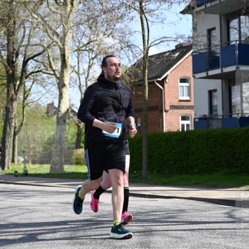 12.04.2026 - 45. Internationalen Wilhelmsburger Insellauf J. Mangold http://msf.ph/oto/9470405 12.04.2026 11:20:37 Ziel 4374, 4258, 4257, 5471, 3873, 5558, 3610 meine-sportfotos.de