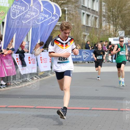 12.04.2026 - 45. Internationalen Wilhelmsburger Insellauf Strokosch-Dieckow http://msf.ph/oto/9470406 12.04.2026 12:51:37 Ziel 4282, 3982, 3925 meine-sportfotos.de