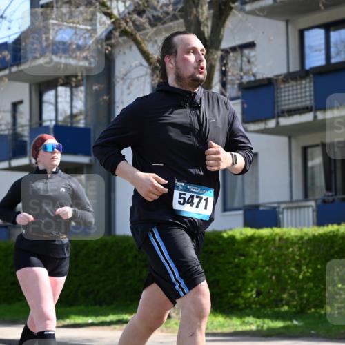 12.04.2026 - 45. Internationalen Wilhelmsburger Insellauf J. Mangold http://msf.ph/oto/9470436 12.04.2026 11:20:38 Ziel 4374, 4258, 4257, 5471, 3873, 5558, 3610 meine-sportfotos.de
