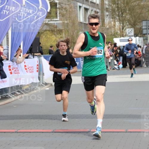 12.04.2026 - 45. Internationalen Wilhelmsburger Insellauf Strokosch-Dieckow http://msf.ph/oto/9470506 12.04.2026 12:51:40 Ziel 4282, 3982, 3925 meine-sportfotos.de