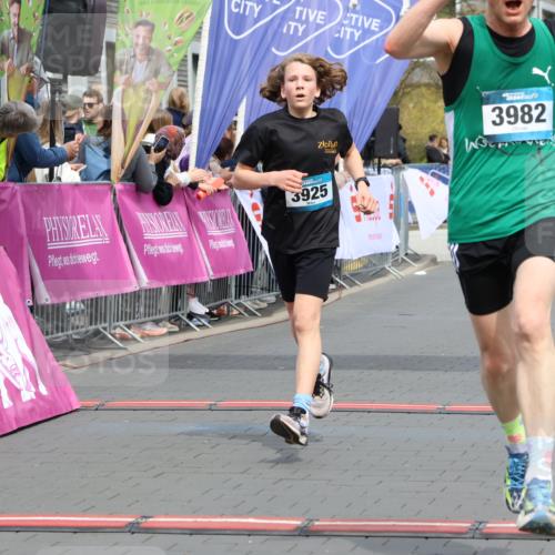 12.04.2026 - 45. Internationalen Wilhelmsburger Insellauf Strokosch-Dieckow http://msf.ph/oto/9470566 12.04.2026 12:51:41 Ziel 4282, 3982, 3925 meine-sportfotos.de
