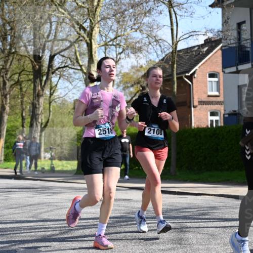 12.04.2026 - 45. Internationalen Wilhelmsburger Insellauf J. Mangold http://msf.ph/oto/9470633 12.04.2026 11:21:39 Ziel 3537, 3205, 2588, 2518, 2108, 2492, 2466, 4699, 2146, 4813, 2146, 4813, 3579 meine-sportfotos.de