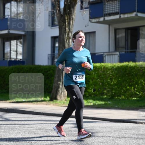 12.04.2026 - 45. Internationalen Wilhelmsburger Insellauf J. Mangold http://msf.ph/oto/9470716 12.04.2026 11:22:47 Ziel 2450, 2928, 2929, 5253, 5253, 3273 meine-sportfotos.de