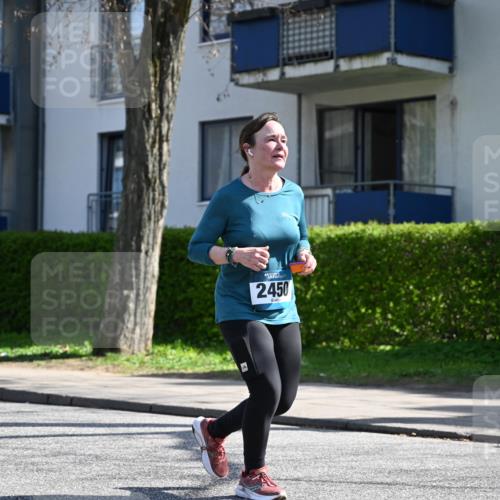 12.04.2026 - 45. Internationalen Wilhelmsburger Insellauf J. Mangold http://msf.ph/oto/9470722 12.04.2026 11:22:47 Ziel 2450, 2928, 2929, 5253, 5253, 3273 meine-sportfotos.de
