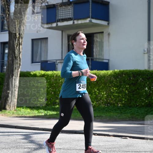 12.04.2026 - 45. Internationalen Wilhelmsburger Insellauf J. Mangold http://msf.ph/oto/9470727 12.04.2026 11:22:47 Ziel 2450, 2928, 2929, 5253, 5253, 3273 meine-sportfotos.de