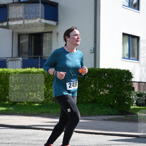 12.04.2026 - 45. Internationalen Wilhelmsburger Insellauf J. Mangold http://msf.ph/oto/9470735 12.04.2026 11:22:48 Ziel 2450, 2928, 2929, 5253, 3273 meine-sportfotos.de