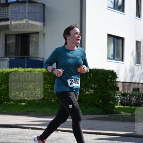 12.04.2026 - 45. Internationalen Wilhelmsburger Insellauf J. Mangold http://msf.ph/oto/9470738 12.04.2026 11:22:48 Ziel 2450, 2928, 2929, 5253, 3273 meine-sportfotos.de