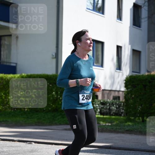 12.04.2026 - 45. Internationalen Wilhelmsburger Insellauf J. Mangold http://msf.ph/oto/9470741 12.04.2026 11:22:48 Ziel 2450, 2928, 2929, 5253, 3273 meine-sportfotos.de