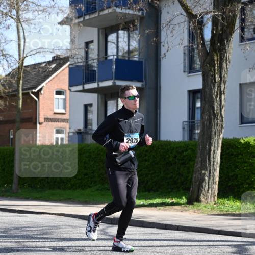 12.04.2026 - 45. Internationalen Wilhelmsburger Insellauf J. Mangold http://msf.ph/oto/9470755 12.04.2026 11:22:56 Ziel 2450, 2928, 2929, 5253, 3273, 2556, 2555, 5583 meine-sportfotos.de