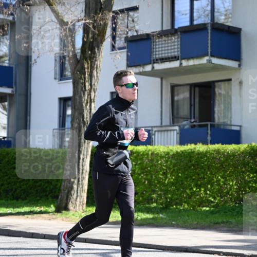 12.04.2026 - 45. Internationalen Wilhelmsburger Insellauf J. Mangold http://msf.ph/oto/9470773 12.04.2026 11:22:57 Ziel 2450, 2928, 2929, 5253, 3273, 2556, 2555, 5583 meine-sportfotos.de