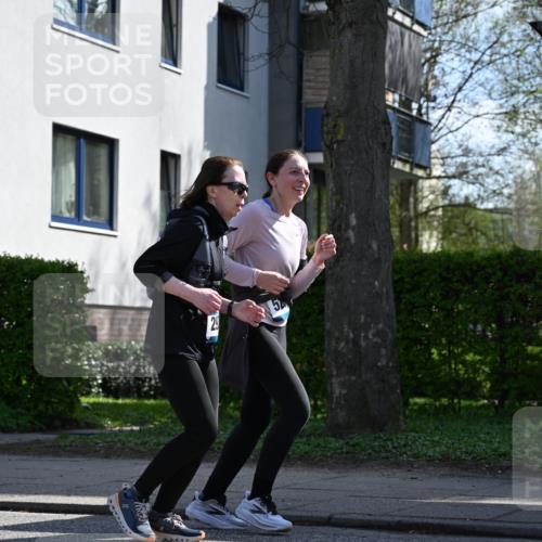 12.04.2026 - 45. Internationalen Wilhelmsburger Insellauf J. Mangold http://msf.ph/oto/9470809 12.04.2026 11:23:05 Ziel 2450, 2928, 2929, 5253, 3273, 2556, 2555, 2555, 5583 meine-sportfotos.de
