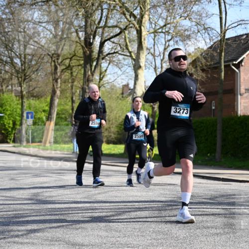 12.04.2026 - 45. Internationalen Wilhelmsburger Insellauf J. Mangold http://msf.ph/oto/9470867 12.04.2026 11:23:24 Ziel 5253, 3273, 2556, 2555, 5583 meine-sportfotos.de