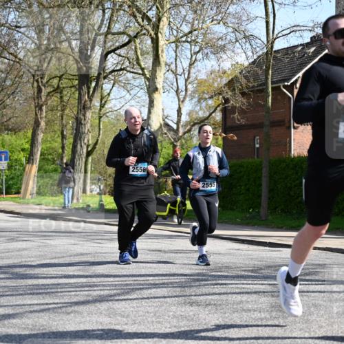 12.04.2026 - 45. Internationalen Wilhelmsburger Insellauf J. Mangold http://msf.ph/oto/9470887 12.04.2026 11:23:24 Ziel 5253, 3273, 2556, 2555, 5583 meine-sportfotos.de