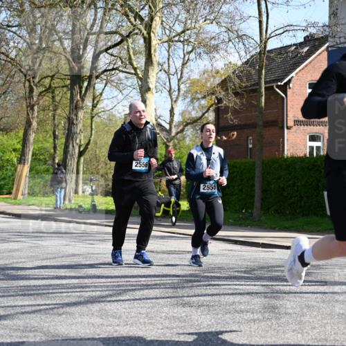 12.04.2026 - 45. Internationalen Wilhelmsburger Insellauf J. Mangold http://msf.ph/oto/9470889 12.04.2026 11:23:24 Ziel 5253, 3273, 2556, 2555, 5583 meine-sportfotos.de