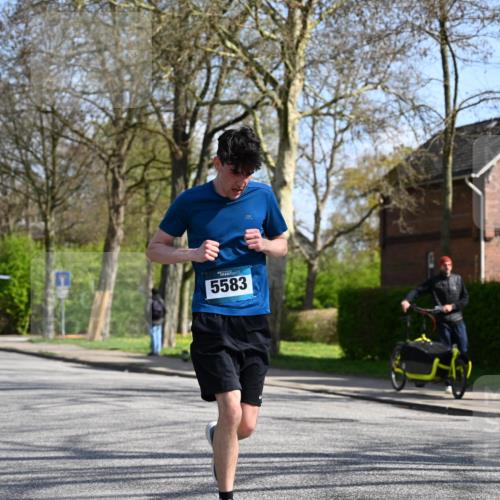 12.04.2026 - 45. Internationalen Wilhelmsburger Insellauf J. Mangold http://msf.ph/oto/9470938 12.04.2026 11:23:28 Ziel 3273, 2556, 2555, 5583 meine-sportfotos.de