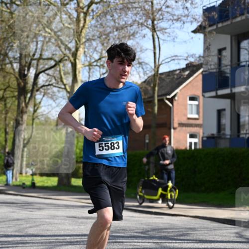 12.04.2026 - 45. Internationalen Wilhelmsburger Insellauf J. Mangold http://msf.ph/oto/9470952 12.04.2026 11:23:28 Ziel 3273, 2556, 2555, 5583 meine-sportfotos.de