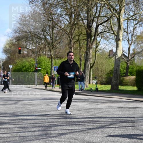12.04.2026 - 45. Internationalen Wilhelmsburger Insellauf J. Mangold http://msf.ph/oto/9470986 12.04.2026 11:24:23 Ziel 4450, 3719, 3690, 2907 meine-sportfotos.de