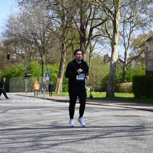 12.04.2026 - 45. Internationalen Wilhelmsburger Insellauf J. Mangold http://msf.ph/oto/9471004 12.04.2026 11:24:23 Ziel 4450, 3719, 3690, 2907 meine-sportfotos.de