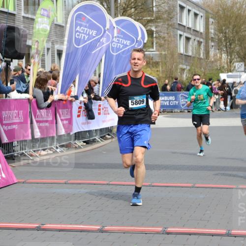 12.04.2026 - 45. Internationalen Wilhelmsburger Insellauf Strokosch-Dieckow http://msf.ph/oto/9471014 12.04.2026 12:52:13 Ziel 5809, 5326, 2787, 5627 meine-sportfotos.de