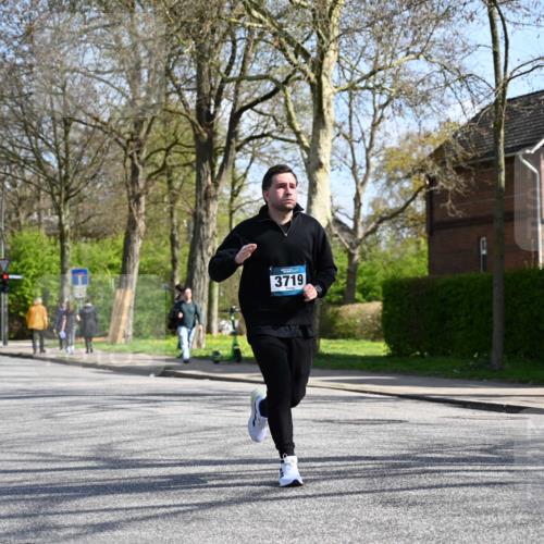 12.04.2026 - 45. Internationalen Wilhelmsburger Insellauf J. Mangold http://msf.ph/oto/9471021 12.04.2026 11:24:24 Ziel 4450, 3719, 3690, 2907 meine-sportfotos.de