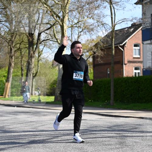 12.04.2026 - 45. Internationalen Wilhelmsburger Insellauf J. Mangold http://msf.ph/oto/9471030 12.04.2026 11:24:24 Ziel 4450, 3719, 3690, 2907 meine-sportfotos.de