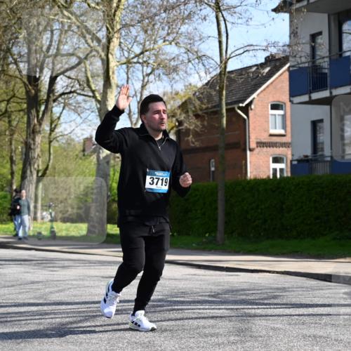 12.04.2026 - 45. Internationalen Wilhelmsburger Insellauf J. Mangold http://msf.ph/oto/9471032 12.04.2026 11:24:24 Ziel 4450, 3719, 3690, 2907 meine-sportfotos.de