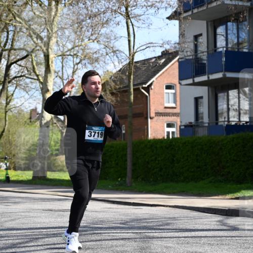 12.04.2026 - 45. Internationalen Wilhelmsburger Insellauf J. Mangold http://msf.ph/oto/9471036 12.04.2026 11:24:24 Ziel 4450, 3719, 3690, 2907 meine-sportfotos.de