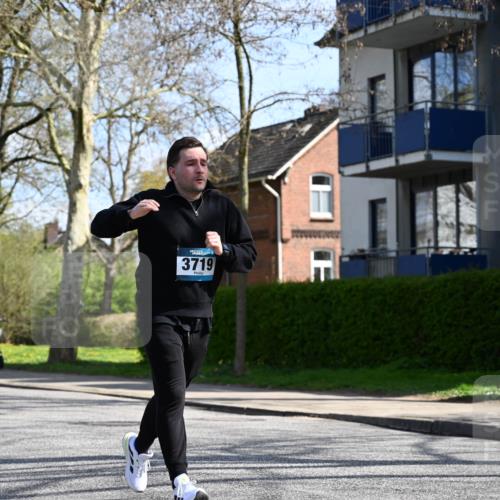 12.04.2026 - 45. Internationalen Wilhelmsburger Insellauf J. Mangold http://msf.ph/oto/9471038 12.04.2026 11:24:24 Ziel 4450, 3719, 3690, 2907 meine-sportfotos.de