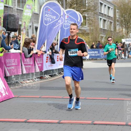 12.04.2026 - 45. Internationalen Wilhelmsburger Insellauf Strokosch-Dieckow http://msf.ph/oto/9471042 12.04.2026 12:52:13 Ziel 5809, 5326, 2787, 5627 meine-sportfotos.de