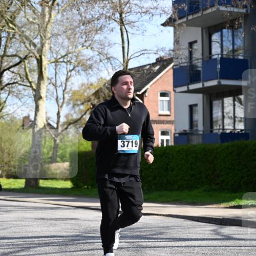 12.04.2026 - 45. Internationalen Wilhelmsburger Insellauf J. Mangold http://msf.ph/oto/9471043 12.04.2026 11:24:24 Ziel 4450, 3719, 3690, 2907 meine-sportfotos.de
