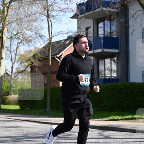 12.04.2026 - 45. Internationalen Wilhelmsburger Insellauf J. Mangold http://msf.ph/oto/9471050 12.04.2026 11:24:25 Ziel 4450, 3719, 3690, 2907 meine-sportfotos.de