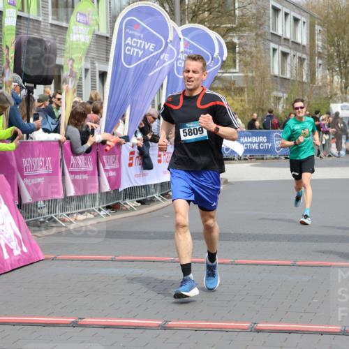 12.04.2026 - 45. Internationalen Wilhelmsburger Insellauf Strokosch-Dieckow http://msf.ph/oto/9471056 12.04.2026 12:52:13 Ziel 5809, 5326, 2787, 5627 meine-sportfotos.de