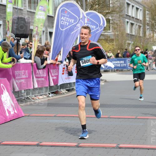 12.04.2026 - 45. Internationalen Wilhelmsburger Insellauf Strokosch-Dieckow http://msf.ph/oto/9471084 12.04.2026 12:52:13 Ziel 5809, 5326, 2787, 5627 meine-sportfotos.de