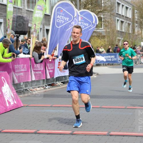 12.04.2026 - 45. Internationalen Wilhelmsburger Insellauf Strokosch-Dieckow http://msf.ph/oto/9471101 12.04.2026 12:52:13 Ziel 5809, 5326, 2787, 5627 meine-sportfotos.de