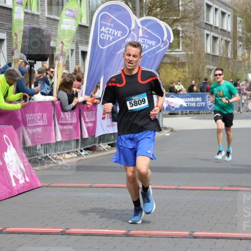 12.04.2026 - 45. Internationalen Wilhelmsburger Insellauf Strokosch-Dieckow http://msf.ph/oto/9471114 12.04.2026 12:52:13 Ziel 5809, 5326, 2787, 5627 meine-sportfotos.de