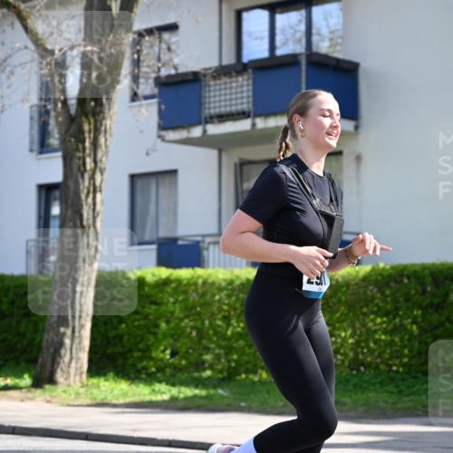 12.04.2026 - 45. Internationalen Wilhelmsburger Insellauf J. Mangold http://msf.ph/oto/9471131 12.04.2026 11:24:33 Ziel 3690, 2907, 4146, 4519 meine-sportfotos.de