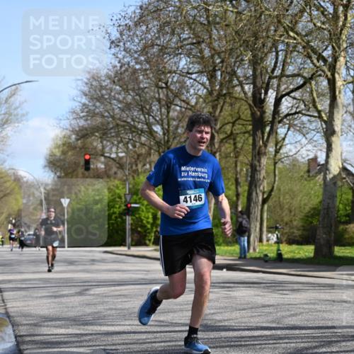 12.04.2026 - 45. Internationalen Wilhelmsburger Insellauf J. Mangold http://msf.ph/oto/9471138 12.04.2026 11:24:57 Ziel 4146, 4519, 4519, 5559, 2025, 2542 meine-sportfotos.de