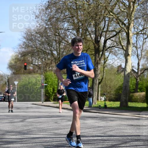 12.04.2026 - 45. Internationalen Wilhelmsburger Insellauf J. Mangold http://msf.ph/oto/9471147 12.04.2026 11:24:57 Ziel 4146, 4519, 4519, 5559, 2025, 2542 meine-sportfotos.de