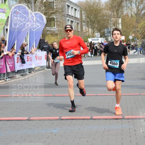 12.04.2026 - 45. Internationalen Wilhelmsburger Insellauf Strokosch-Dieckow http://msf.ph/oto/9471255 12.04.2026 12:52:19 Ziel 2787, 5627, 5493, 4560, 2779 meine-sportfotos.de