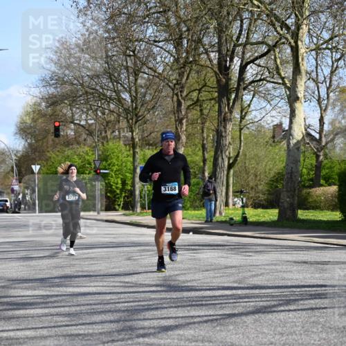 12.04.2026 - 45. Internationalen Wilhelmsburger Insellauf J. Mangold http://msf.ph/oto/9471282 12.04.2026 11:25:29 Ziel 2025, 2542, 3168, 3775, 3253 meine-sportfotos.de