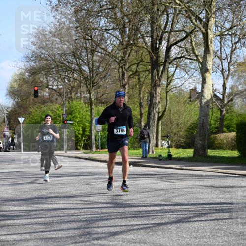 12.04.2026 - 45. Internationalen Wilhelmsburger Insellauf J. Mangold http://msf.ph/oto/9471283 12.04.2026 11:25:29 Ziel 2025, 2542, 3168, 3775, 3253 meine-sportfotos.de