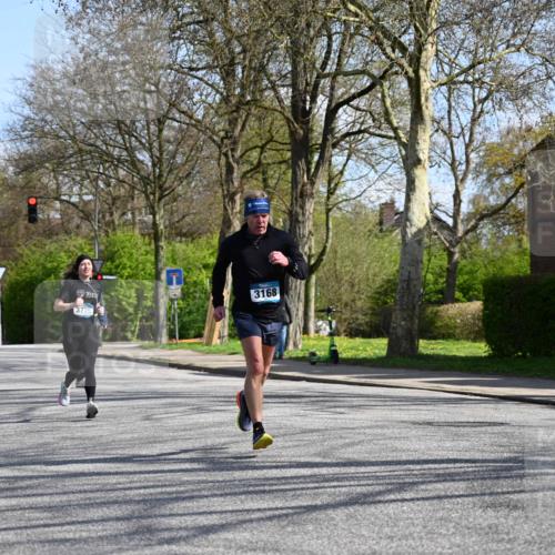 12.04.2026 - 45. Internationalen Wilhelmsburger Insellauf J. Mangold http://msf.ph/oto/9471296 12.04.2026 11:25:29 Ziel 2025, 2542, 3168, 3775, 3253 meine-sportfotos.de