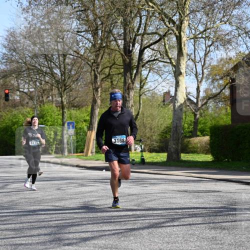 12.04.2026 - 45. Internationalen Wilhelmsburger Insellauf J. Mangold http://msf.ph/oto/9471300 12.04.2026 11:25:29 Ziel 2025, 2542, 3168, 3775, 3253 meine-sportfotos.de