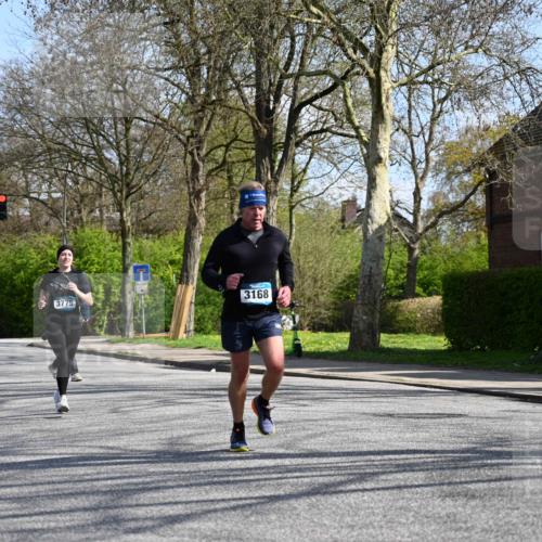 12.04.2026 - 45. Internationalen Wilhelmsburger Insellauf J. Mangold http://msf.ph/oto/9471302 12.04.2026 11:25:29 Ziel 2025, 2542, 3168, 3775, 3253 meine-sportfotos.de