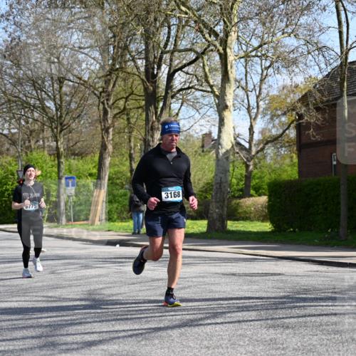 12.04.2026 - 45. Internationalen Wilhelmsburger Insellauf J. Mangold http://msf.ph/oto/9471309 12.04.2026 11:25:30 Ziel 2025, 2542, 3168, 3775, 3253, 2207 meine-sportfotos.de
