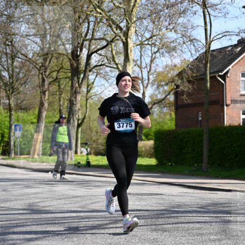 12.04.2026 - 45. Internationalen Wilhelmsburger Insellauf J. Mangold http://msf.ph/oto/9471349 12.04.2026 11:25:32 Ziel 2025, 2542, 3168, 3775, 3253, 2207 meine-sportfotos.de