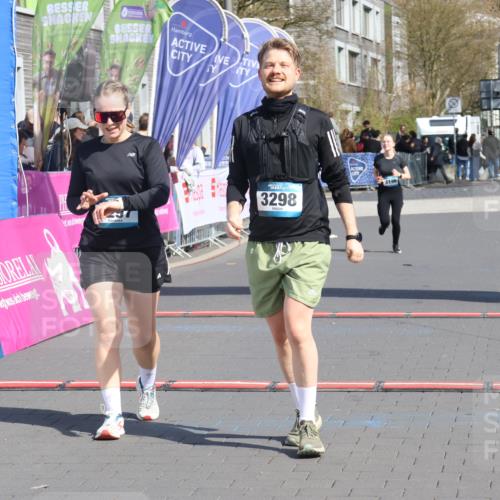 12.04.2026 - 45. Internationalen Wilhelmsburger Insellauf Strokosch-Dieckow http://msf.ph/oto/9471354 12.04.2026 11:27:26 Ziel 3298, 3297 meine-sportfotos.de